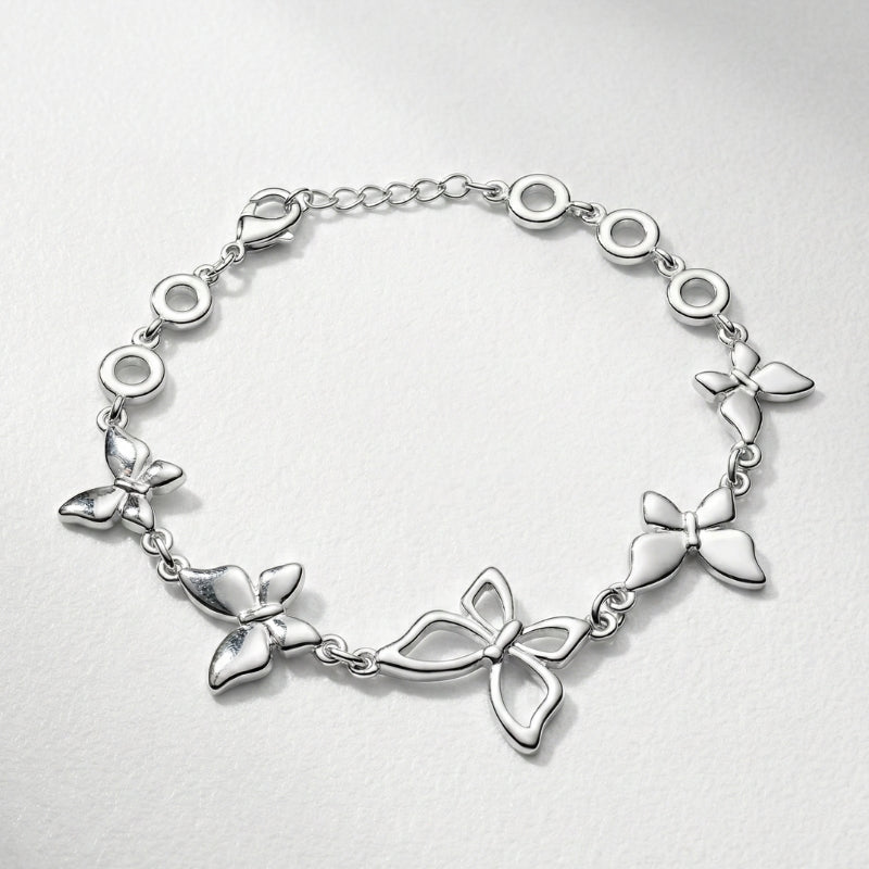 Damenarmband mit mehreren glatten Metallreihen und polierten Kugelenden, in silberner Optik am Handgelenk und als Detailansicht dargestellt