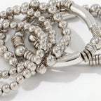 Silberfarbenes Damen-Armband-Set mit Kugelperlen und Stabelementen, getragen am Handgelenk und in Detailansicht dargestellt