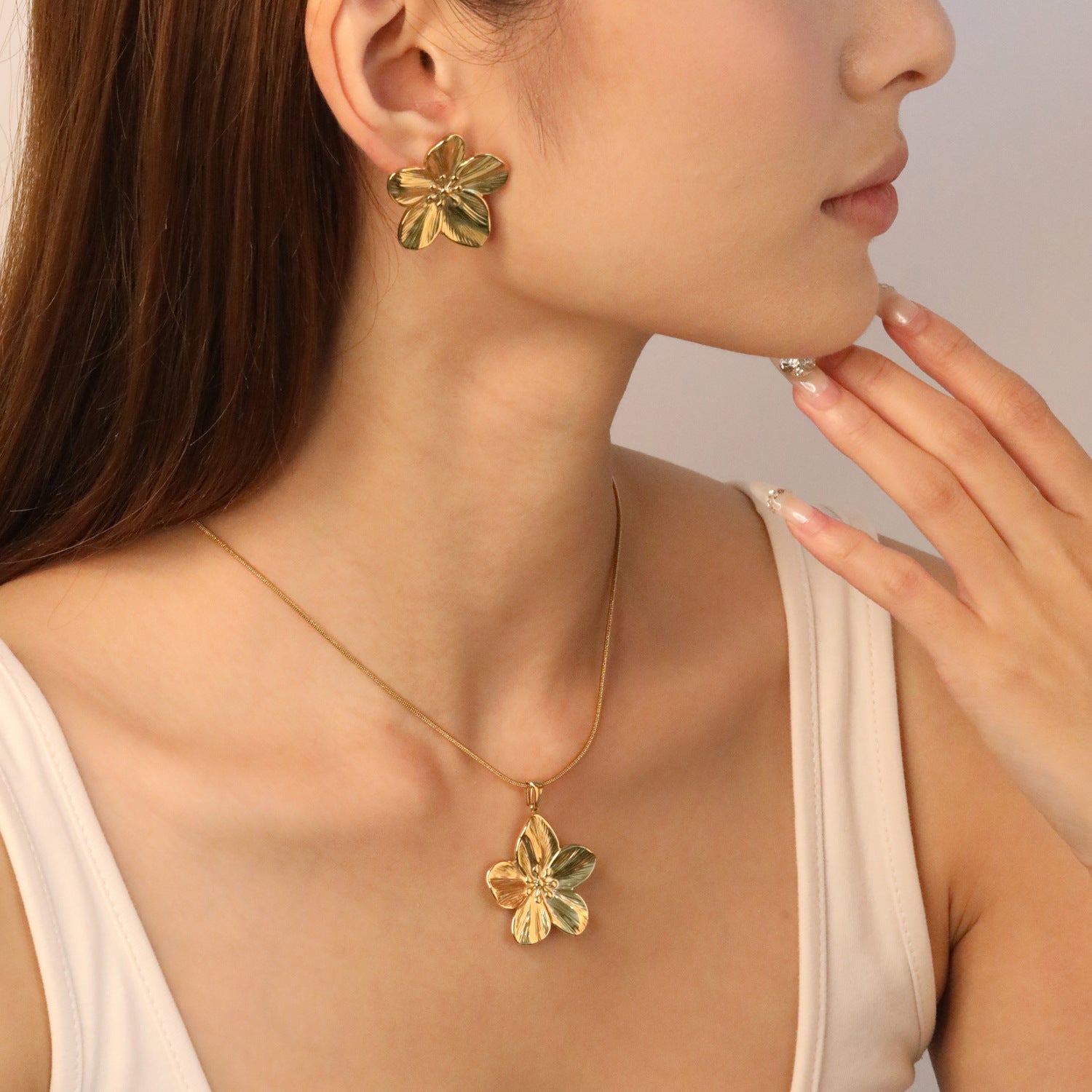 Women's jewelry set with flower-shaped pendants