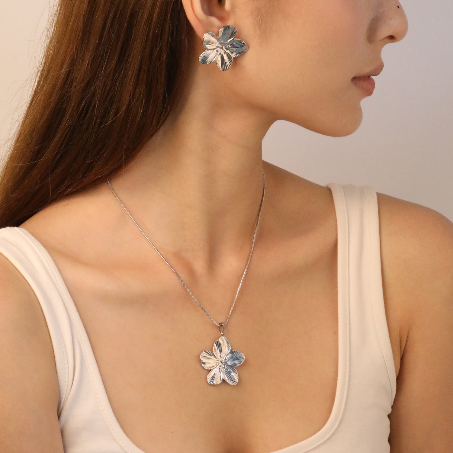 Women's jewelry set with flower-shaped pendants