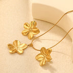 Women's jewelry set with flower-shaped pendants