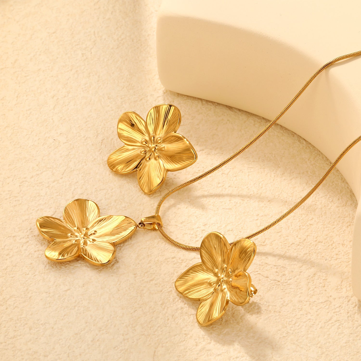 Women's jewelry set with flower-shaped pendants