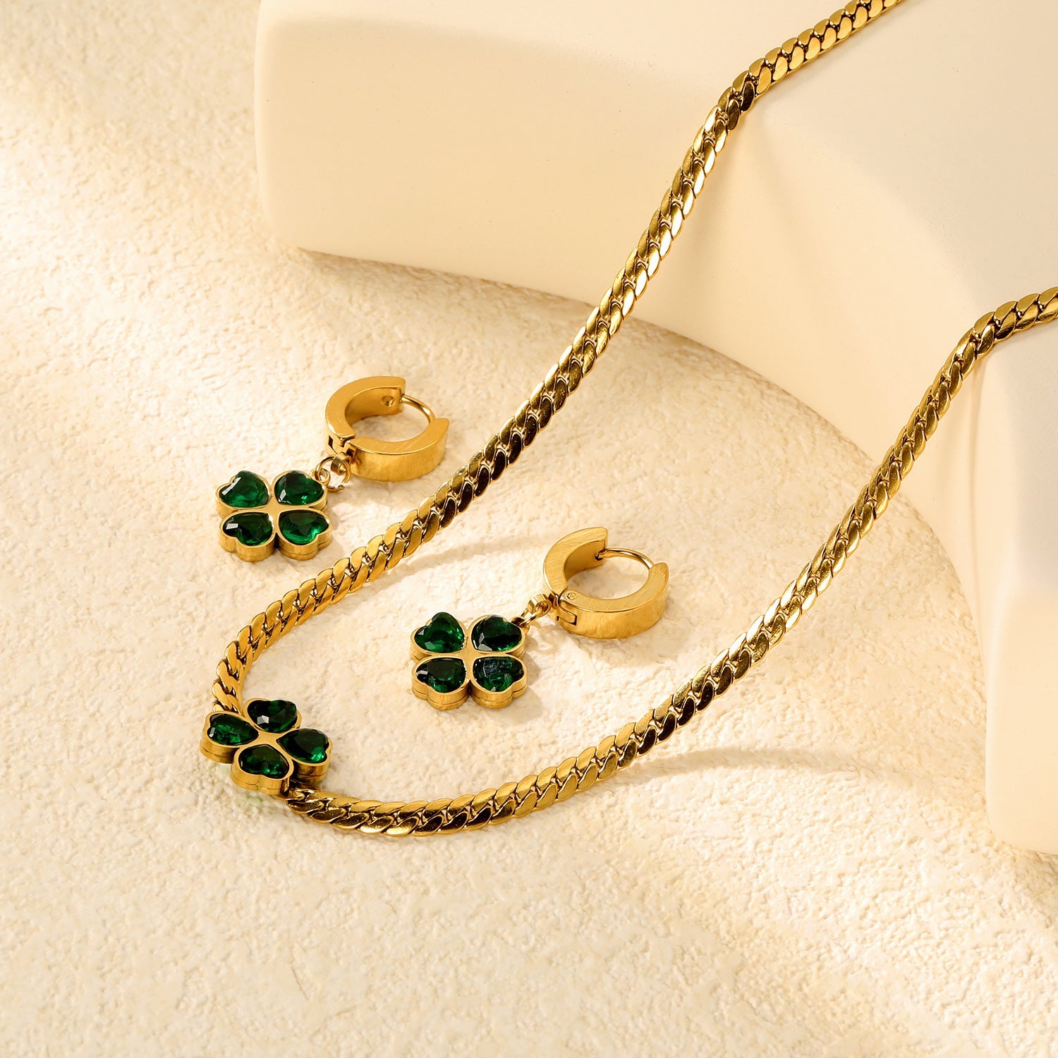 Women's jewelry set with four-leaf clover pendant and stud earrings