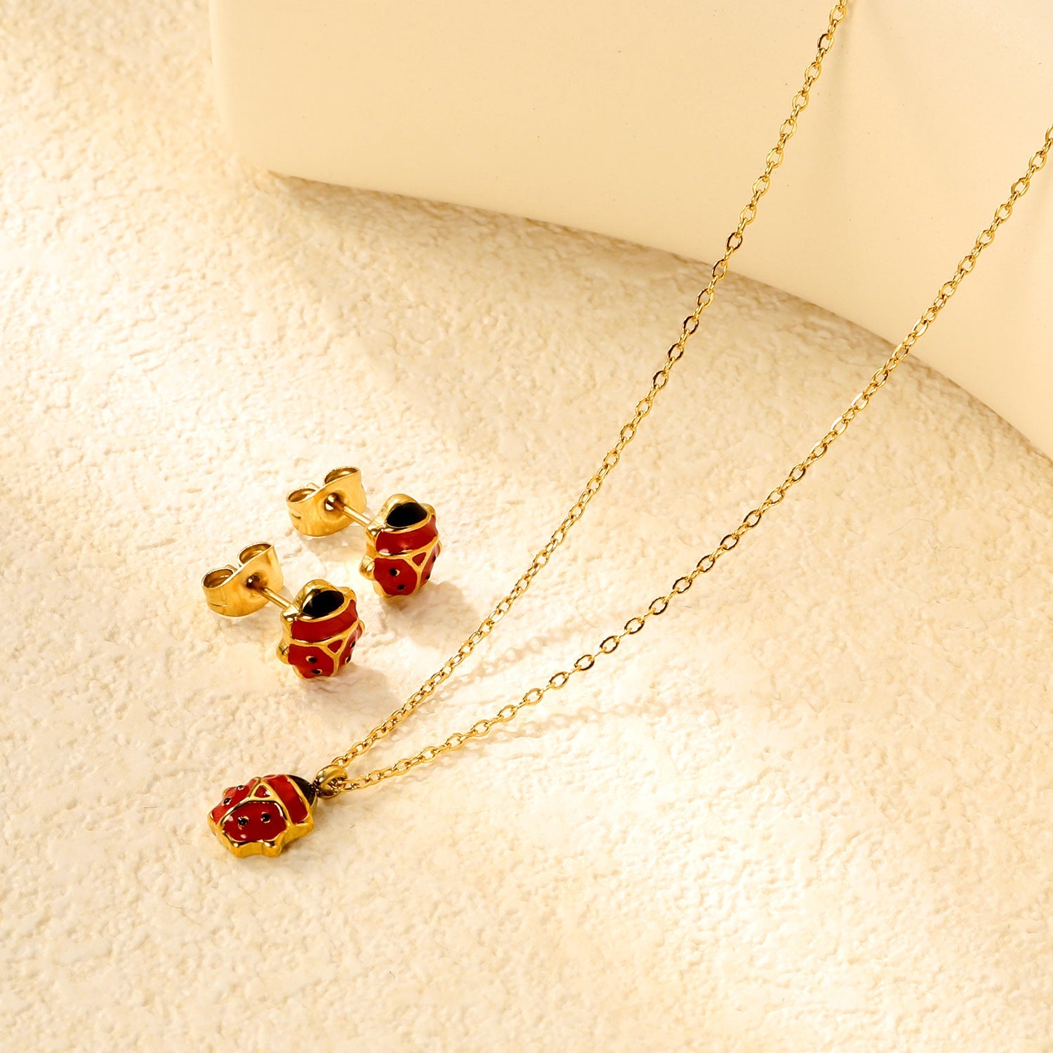 Ladies jewelry set with turtle pendant and matching earrings