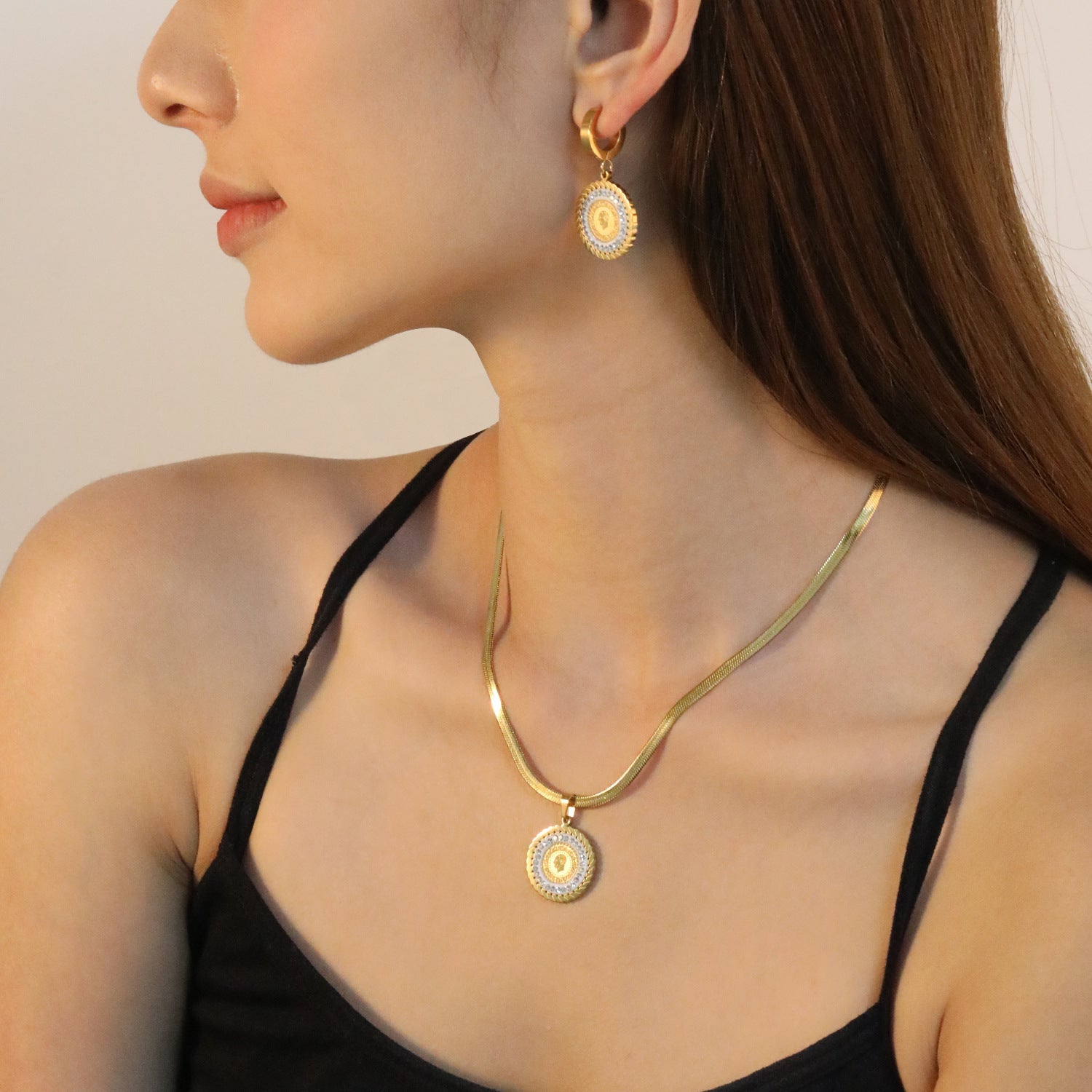 Women's jewelry set with four-leaf clover pendant and stud earrings
