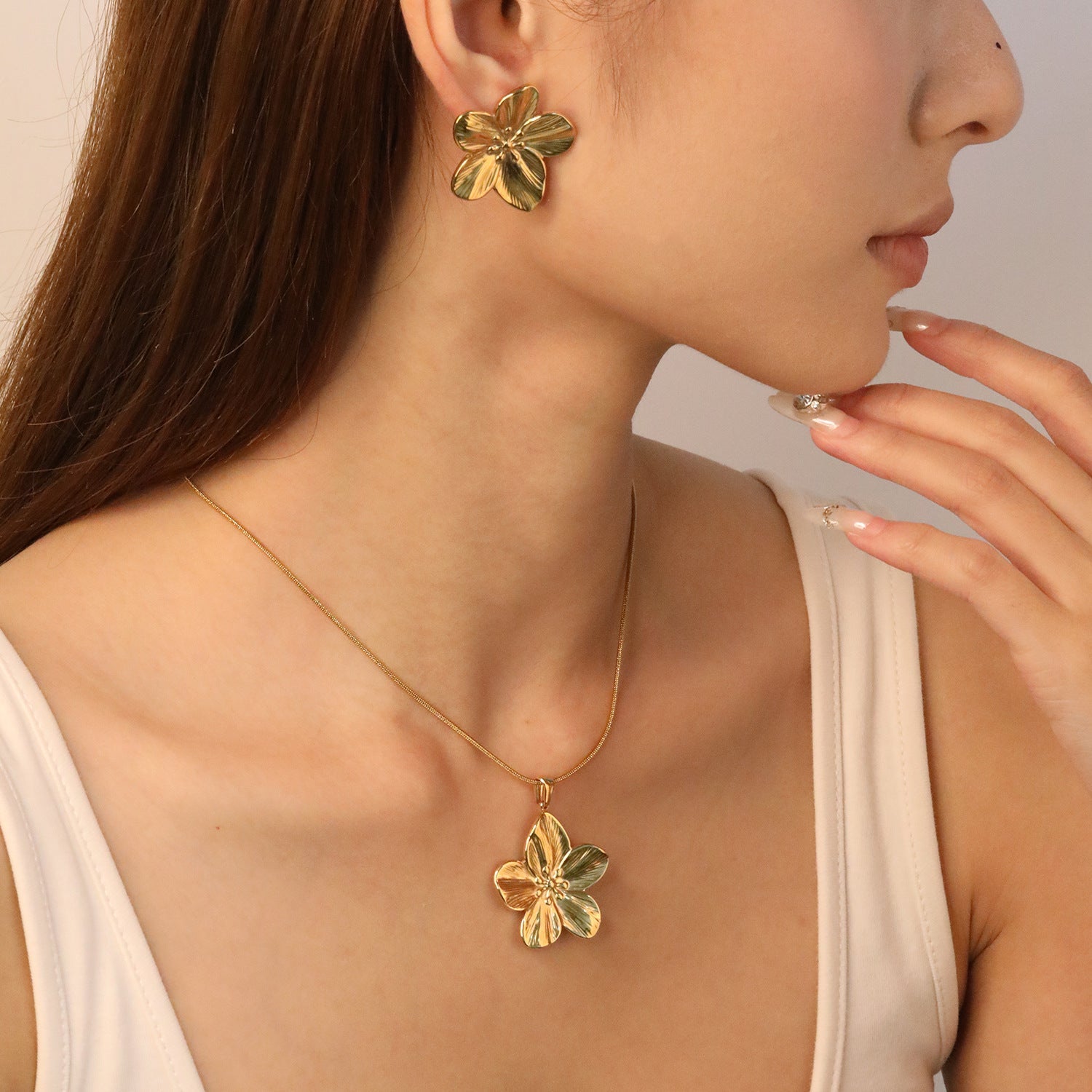 Women's jewelry set with flower-shaped pendants